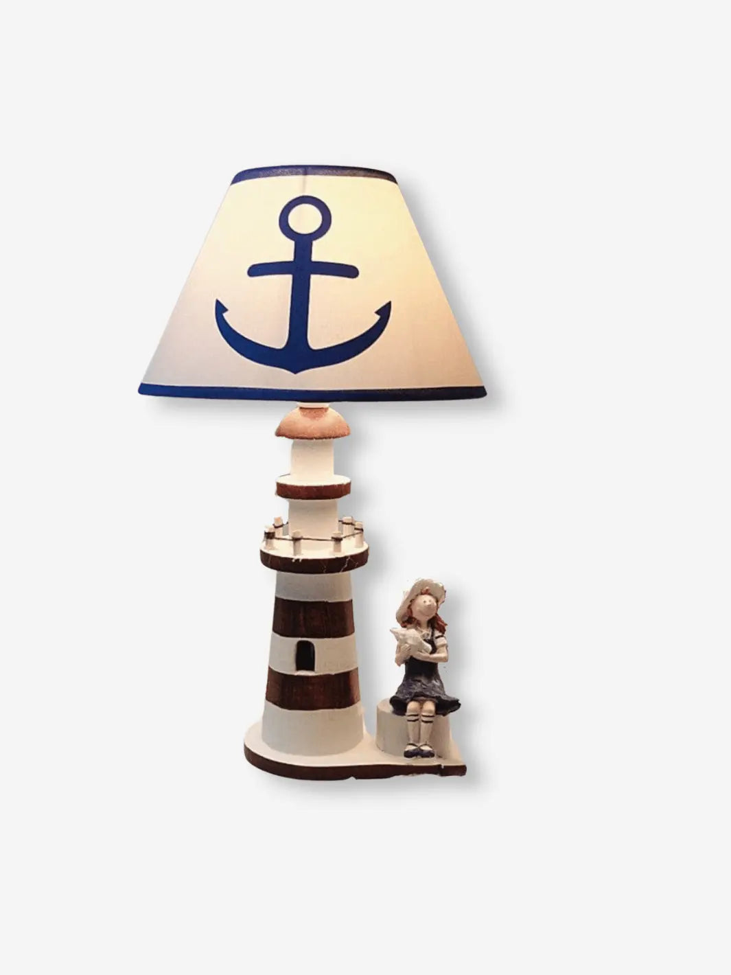 lampe de chevet en bois representant un phare avec une encre sur l abat jour et une petite fille qui lit a son pied
