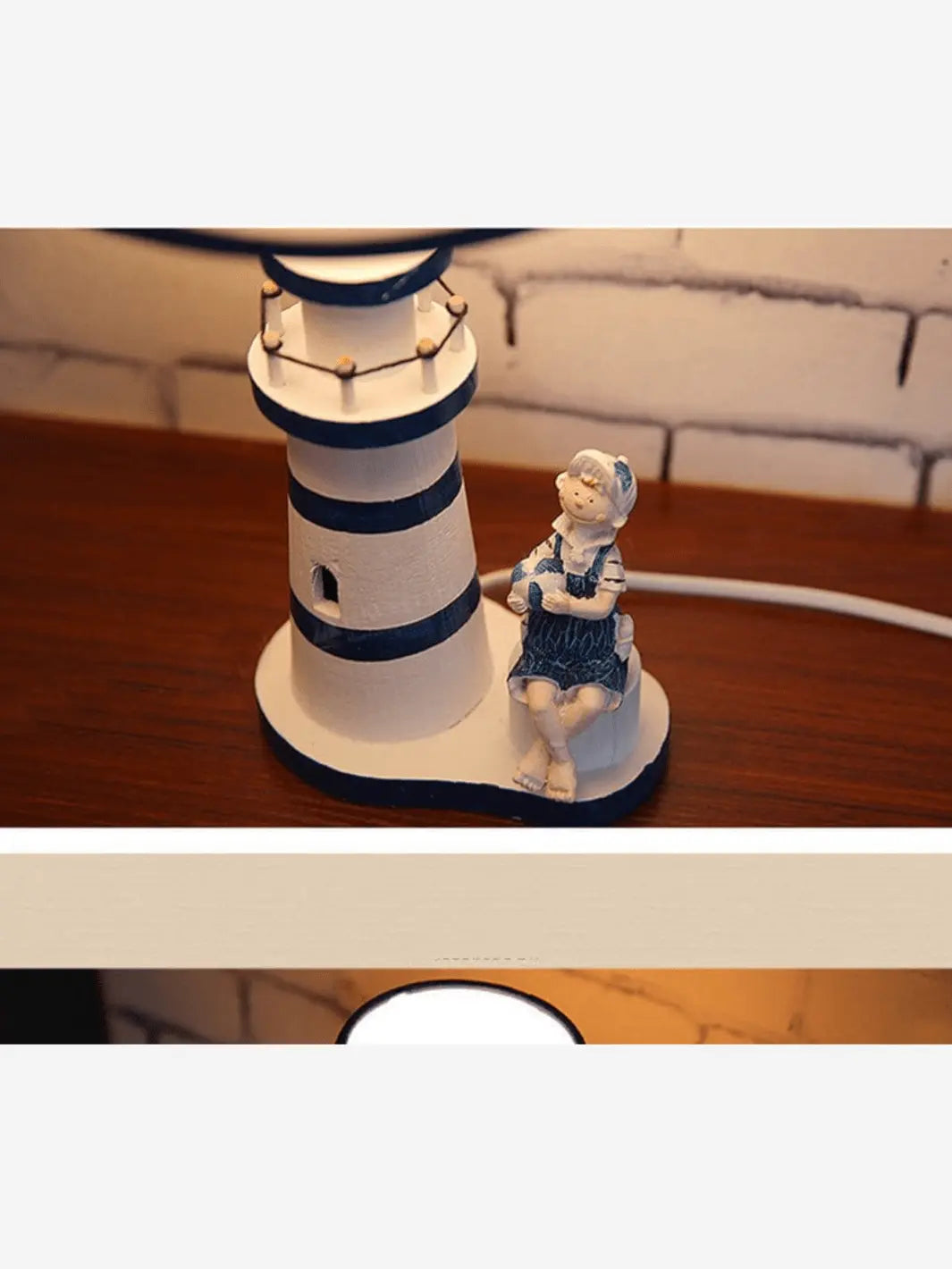 lampe de chevet en bois representant un phare avec une encre sur l abat jour et un petit garcon a son pied qui tient un ballon