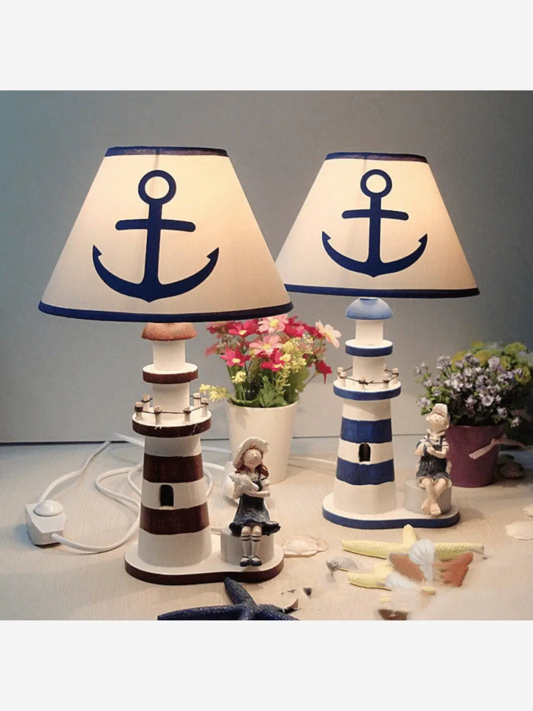 lampes de chevet marron blanc et bleu blanc representant un phare avec une encre marine dessinee sur l a bat jour