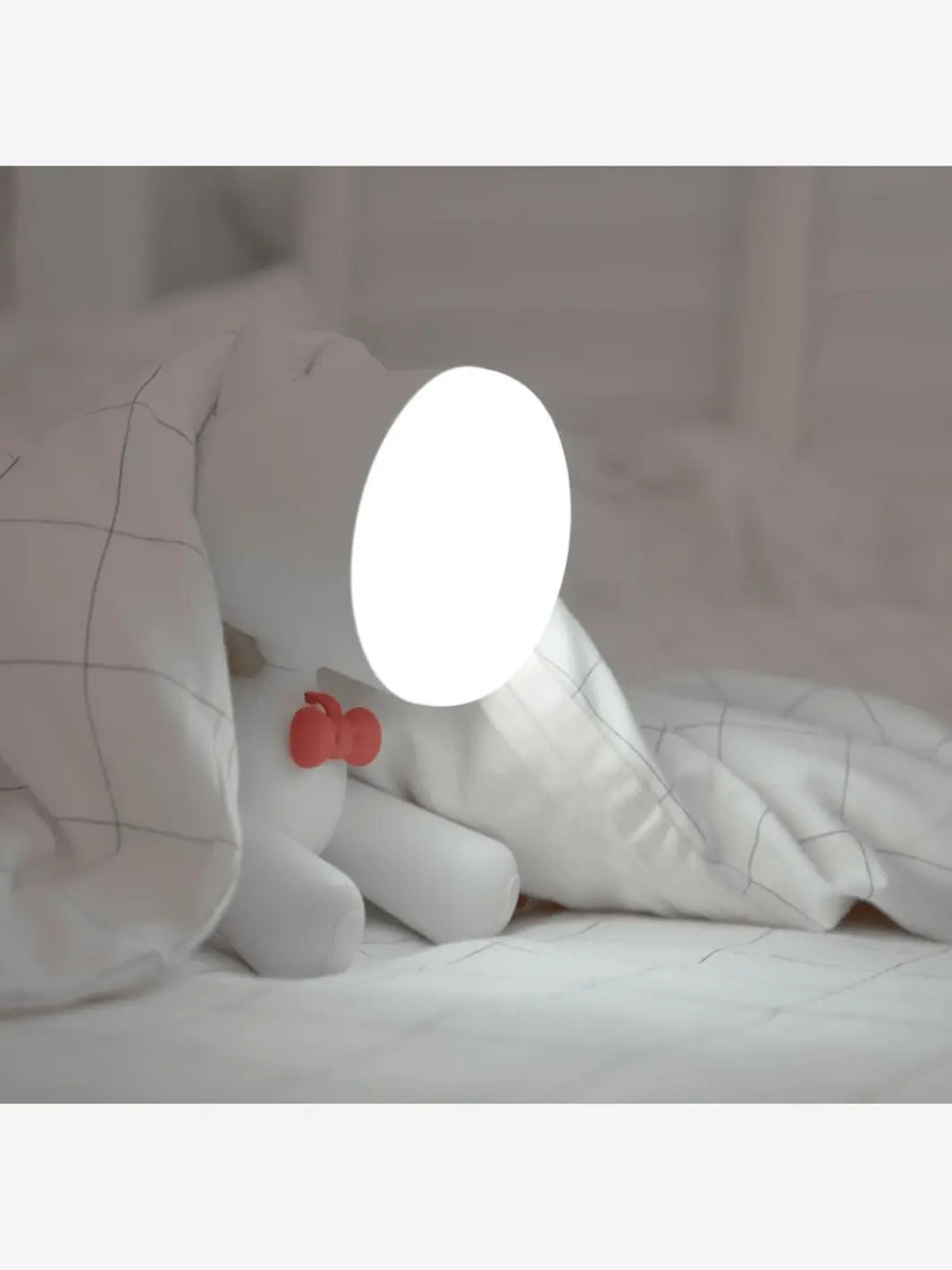 lampe de chevet en forme de chien mignon pour enfant a demi cache sous une couette comme si le chien jouait