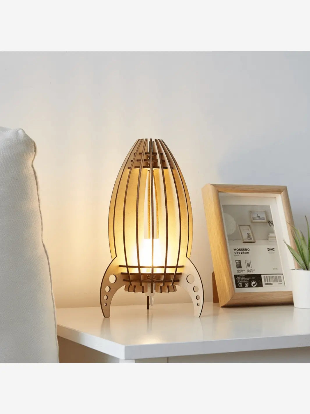 lampe de chevet garcon en bois en forme de fusee