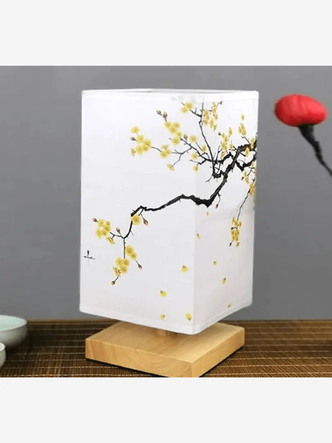 lampe de chevet japonaise avec abat jour carre decore de branches avec fleurs jaunes sur socle en bois