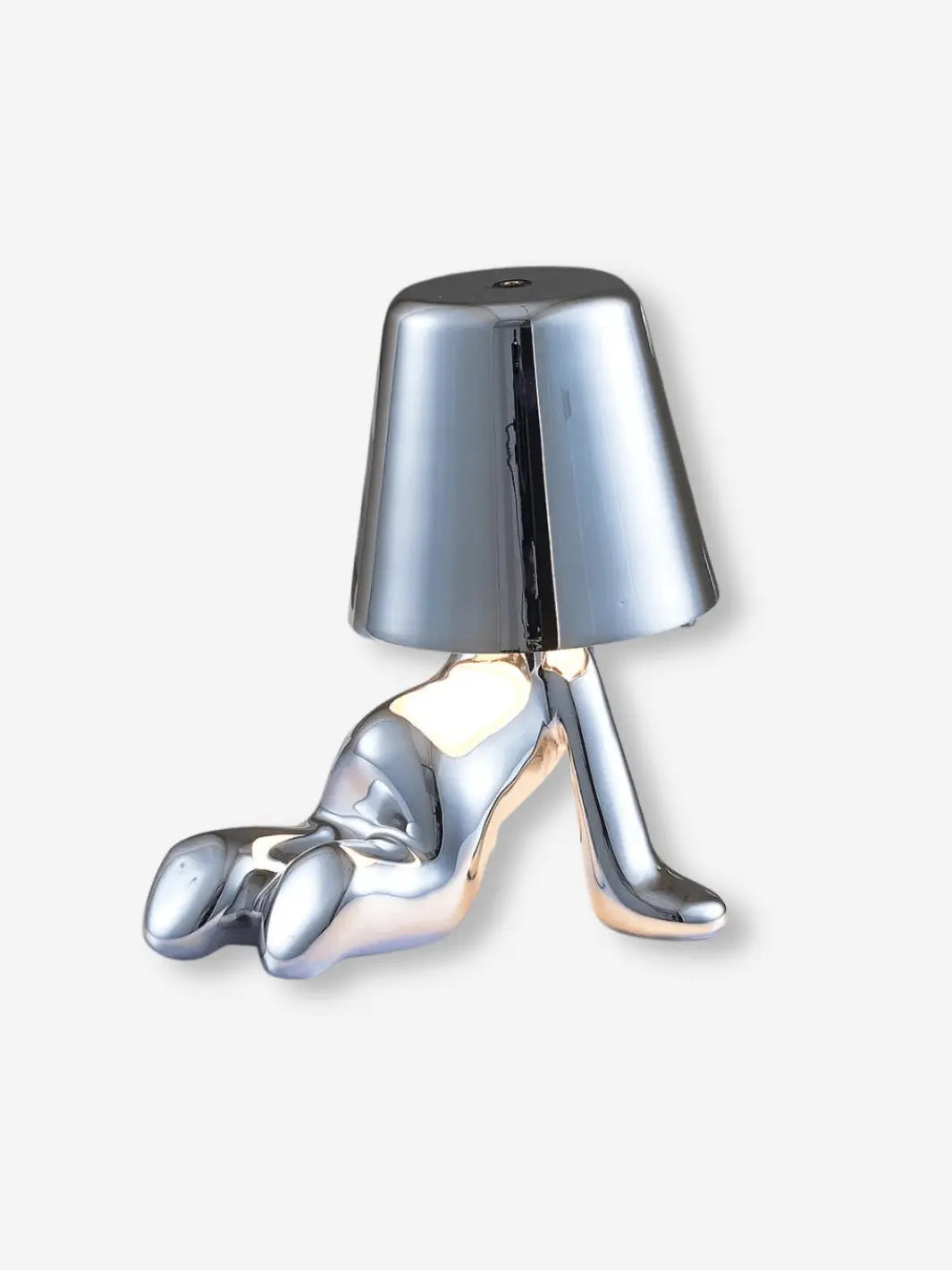 lampe de chevet metal portable sans fil position assis sur ses genoux couleur argent mignon ludique