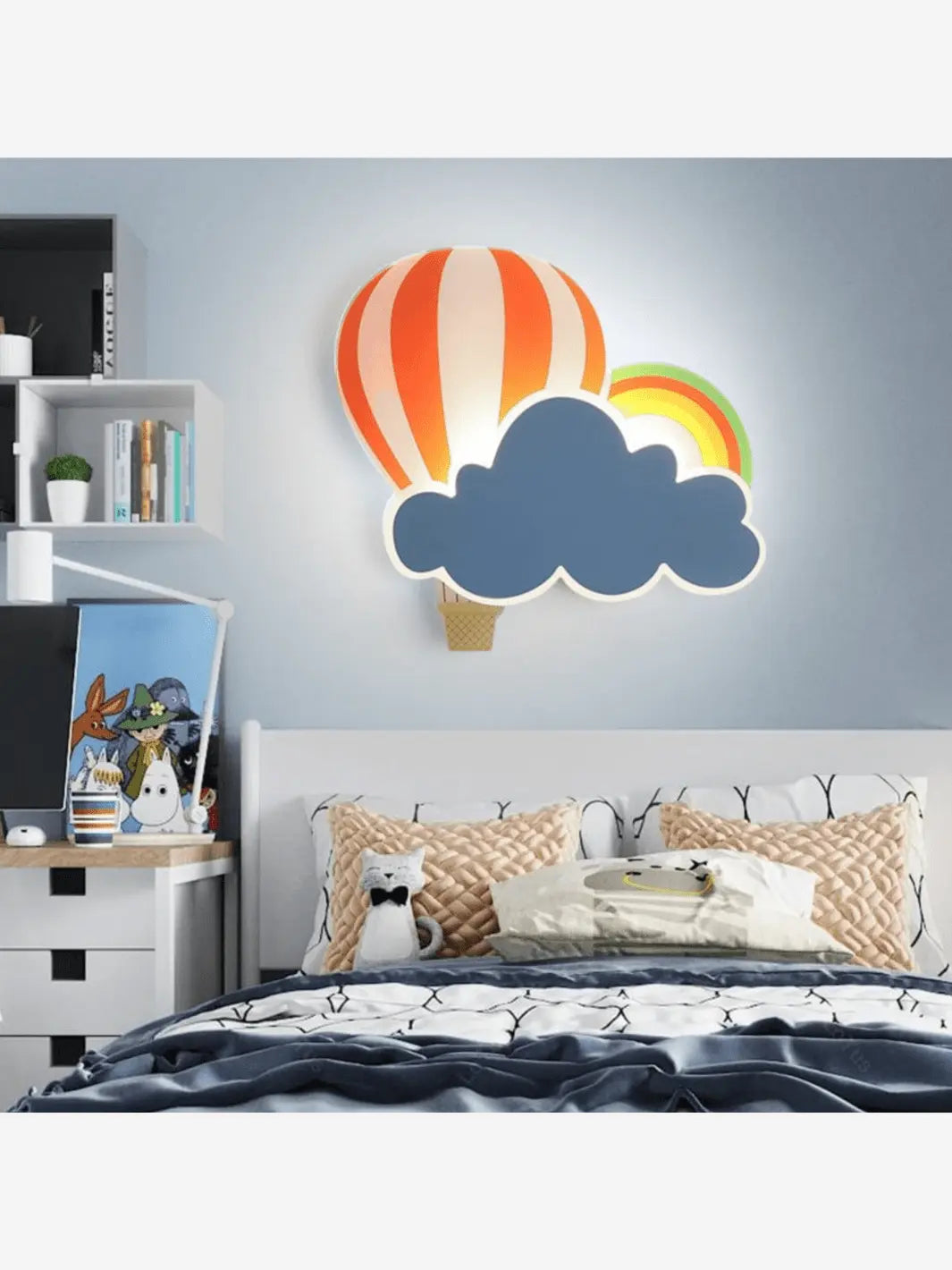 Lampe de chevet murale pour enfant qui représente un nuage, un arc-en-ciel ainsi qu'une montgolfière au dessus un lit
