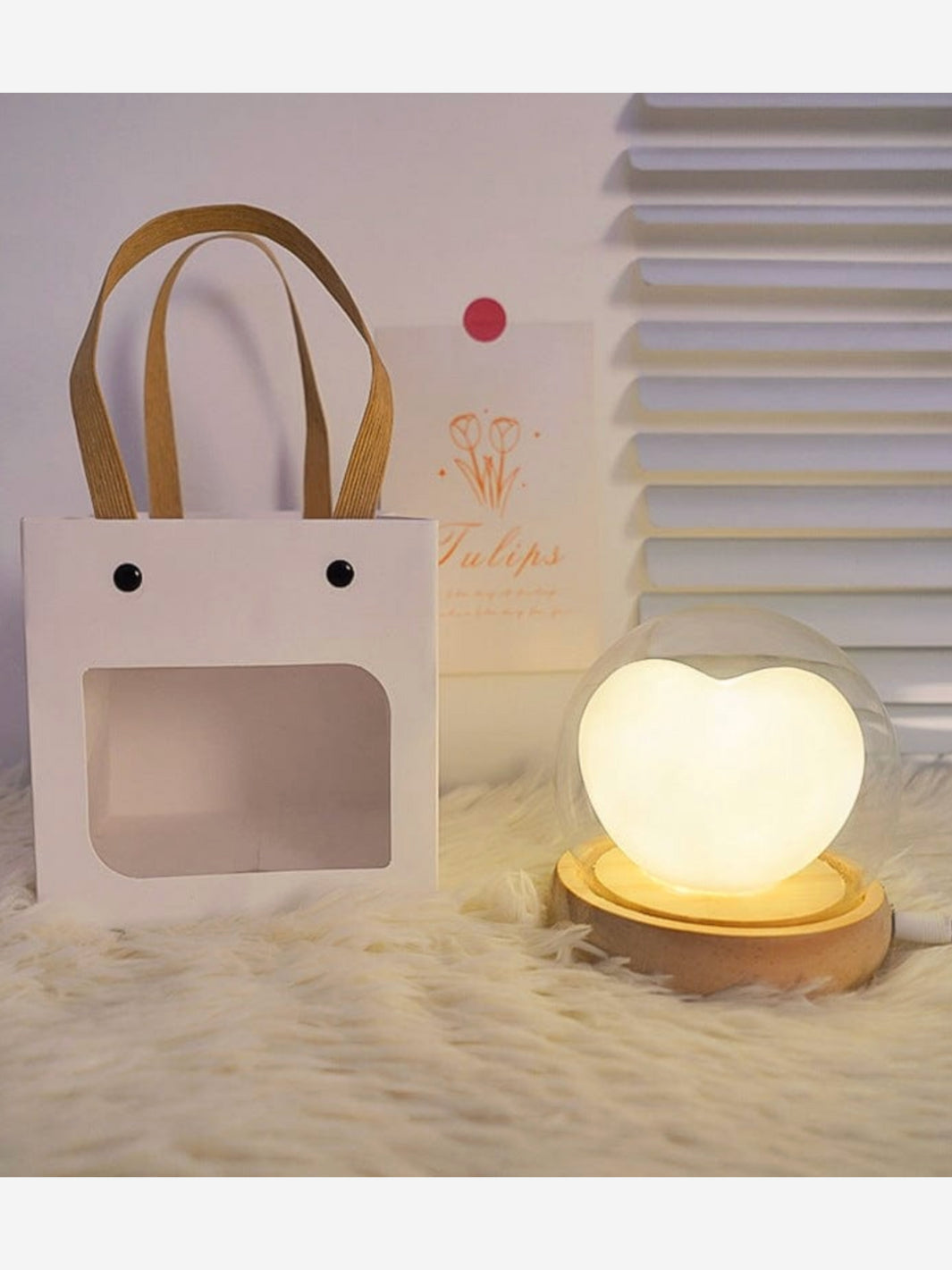 Lampe de Chevet Romantique en Coeur Sous Cloche avec socle en bois