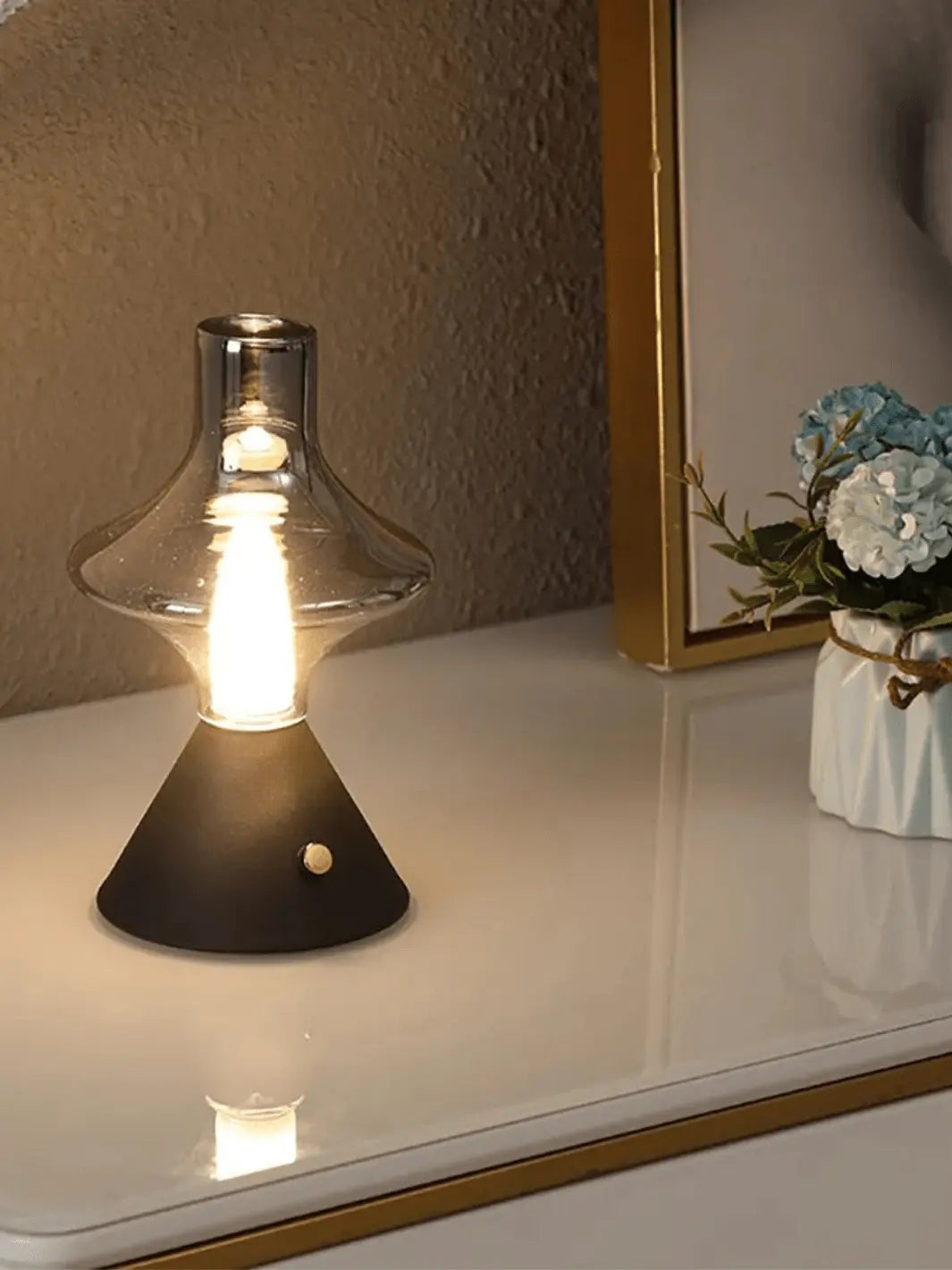 lampe de chevet sans fil retro vintage industrielle portable pratique sur une table blanche