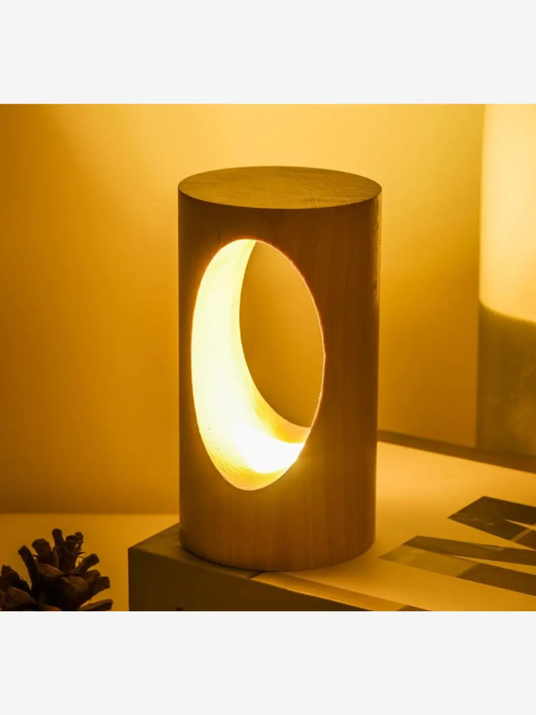lampe de chevet en bois scandinave avec un trou au centre d ou sort la lumiere