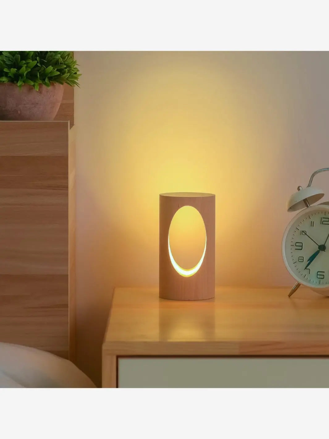 lampe de chevet scandinave en bois allumee dans un decor cocooning