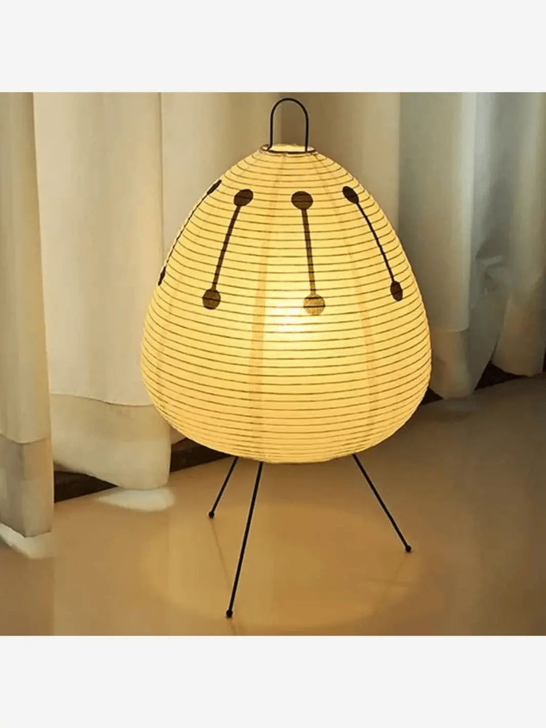 lampe de chevet sur pied noir avec abat jour en papier de riz style japonais posee au sol