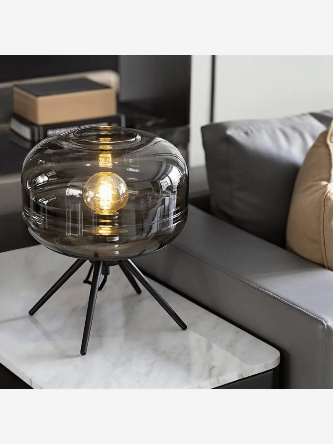 Lampe de chevet sur pied style vintage avec une grosse bulle en verre en guise de tête