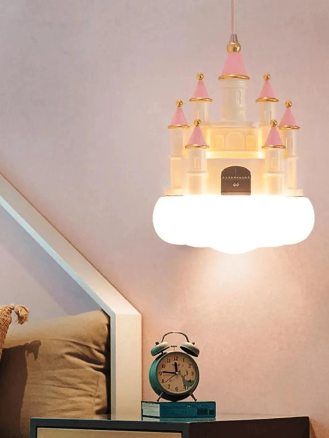 lampe de chevet suspendue representant un chateau de princesse rose pastel et blanc pose sur un nuage dans une chambre