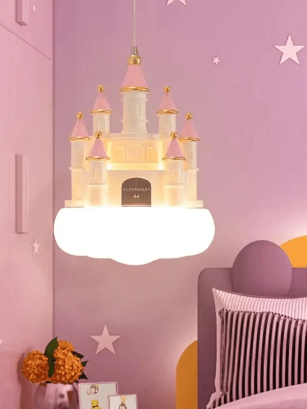 lampe de chevet suspendue representant un chateau de princesse rose pastel et blanc pose sur un nuage dans une chambre de fille a la deco rose