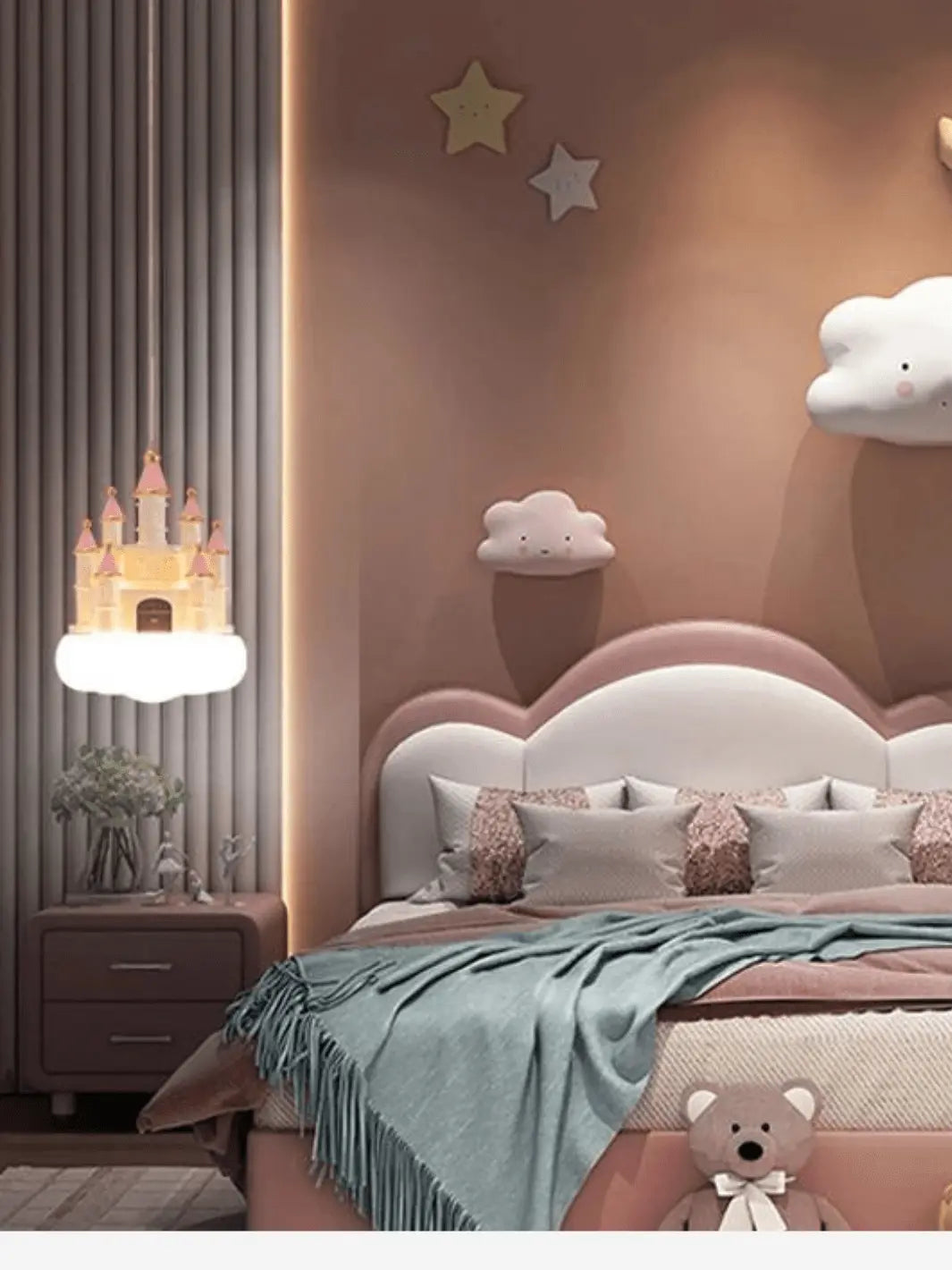 lampe de chevet suspendue representant un chateau de princesse rose pastel et blanc pose sur un nuage dans une chambre avec un lit nuage et des deco etoilees