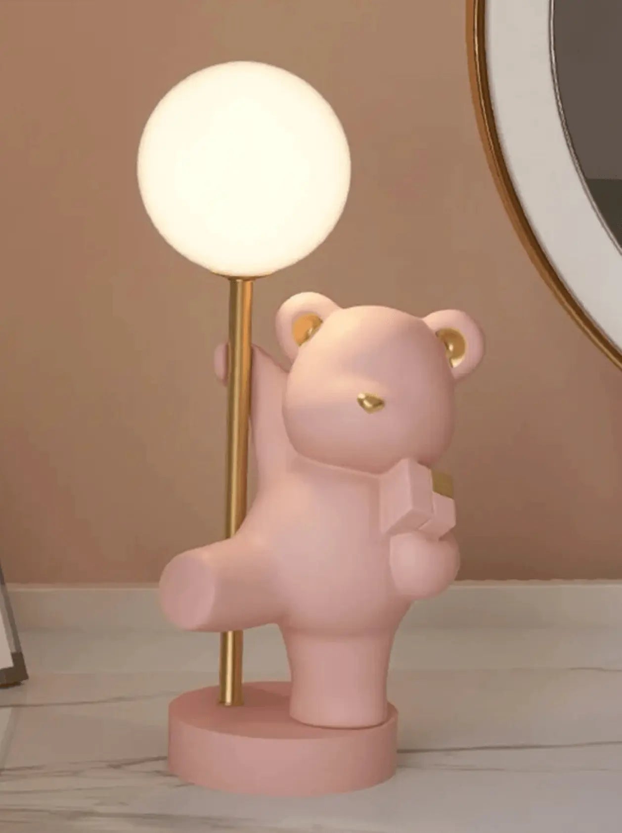 lampe de chevet usb enfant fille garcon ourson rose pastel tenant un rubix cube et un lampadaire or et blanc sur une coiffeuse