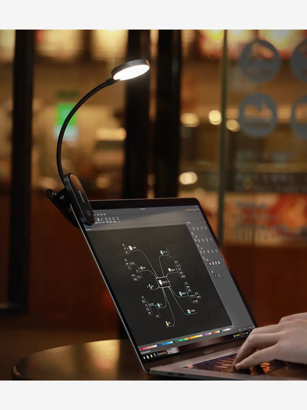 lampe clipsee sur un ordinateur