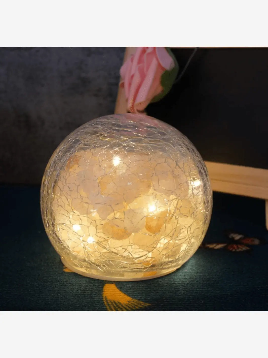 lampe de sel de l himalaya sans fil representant des cristaux de sel dans une boule de cristal qui s illumine grace a des led