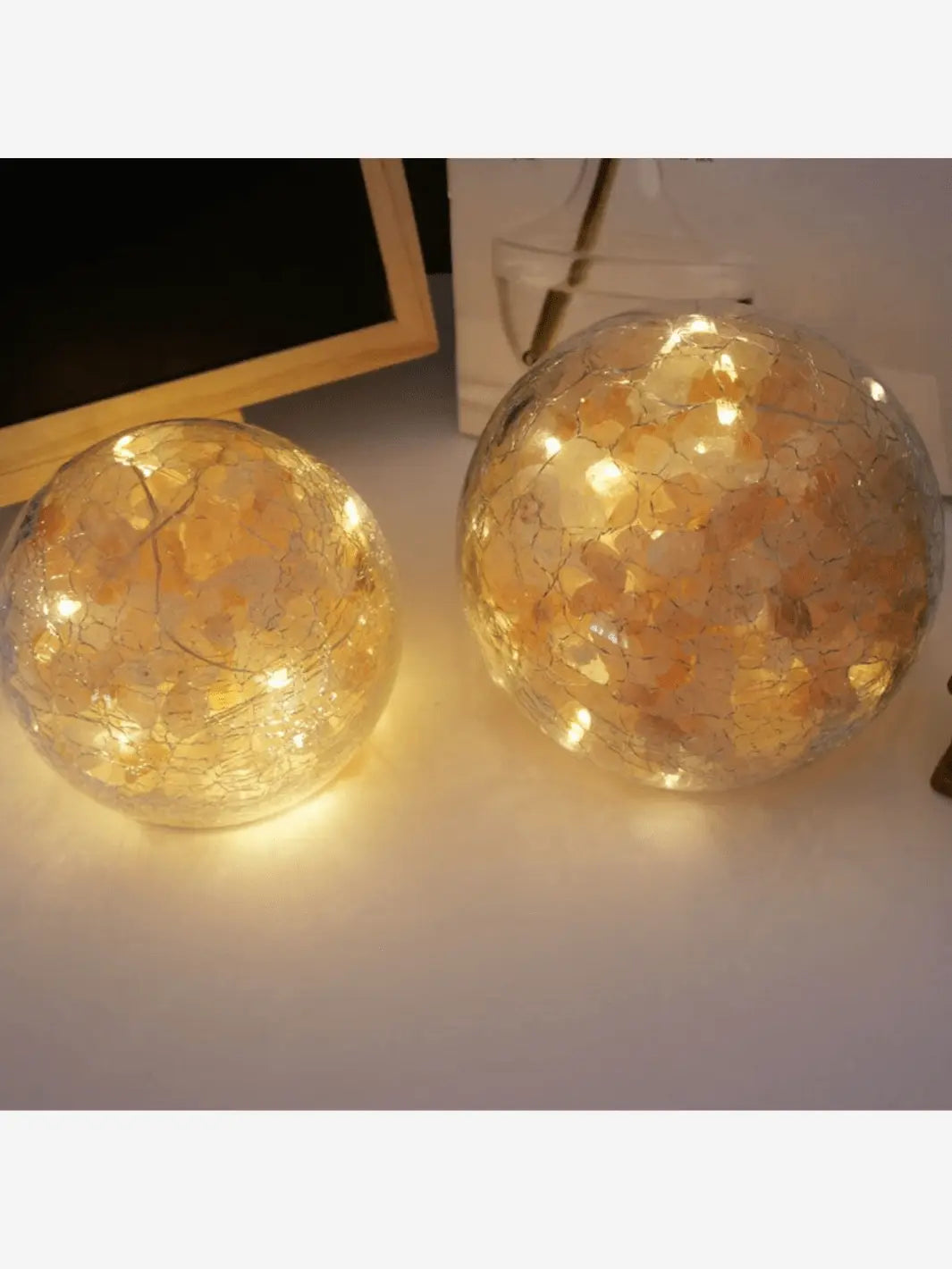 lampe de sel de l himalaya sans fil representant des cristaux de sel dans une boule de cristal qui s illumine grace a des led