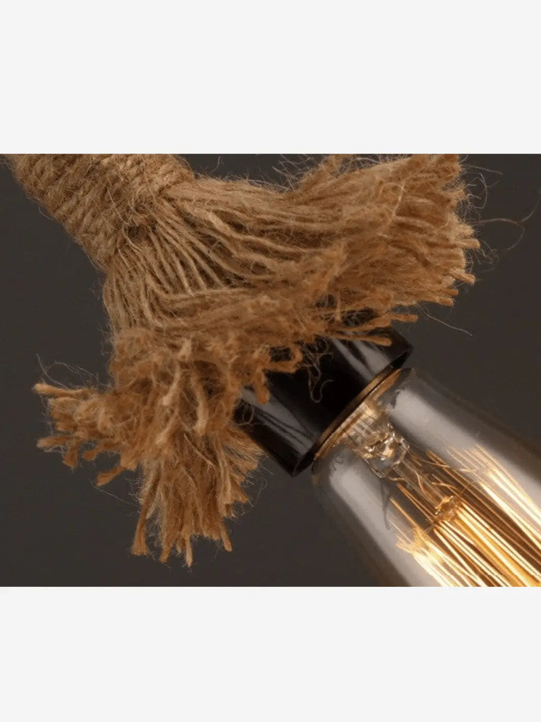Ampoule de la lampe de chevet suspendue en corde