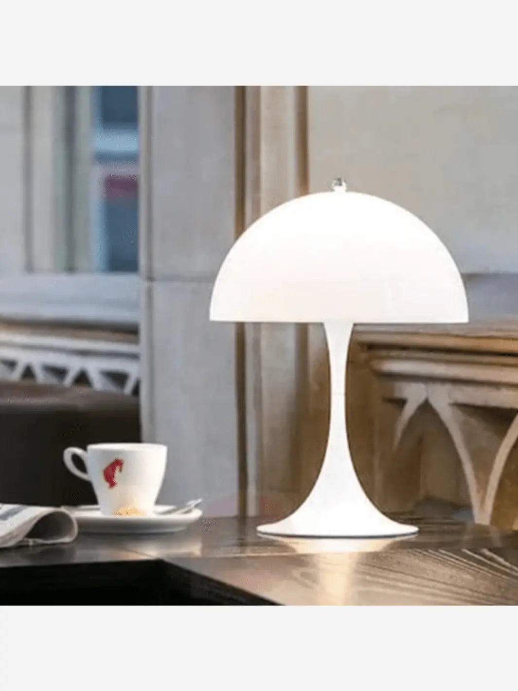 Lampe de chevet blanche moderne en forme de champignon qui illumine une chambre