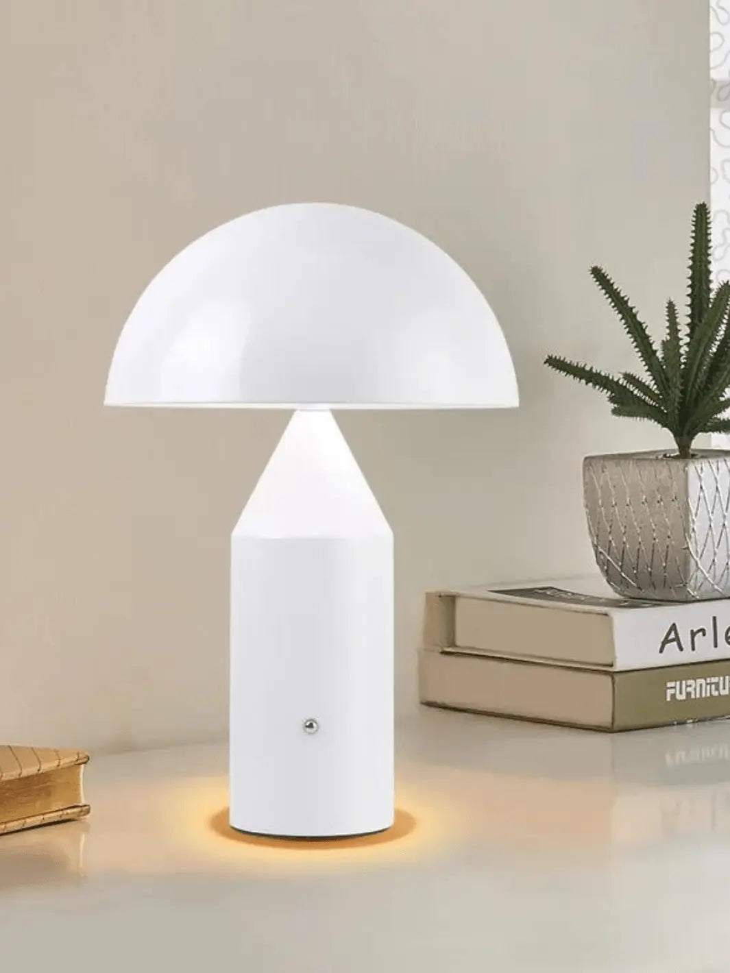 lampe de chevet champignon design luxe couleur blanche moderne posee sur une table de chevet decoree de livres