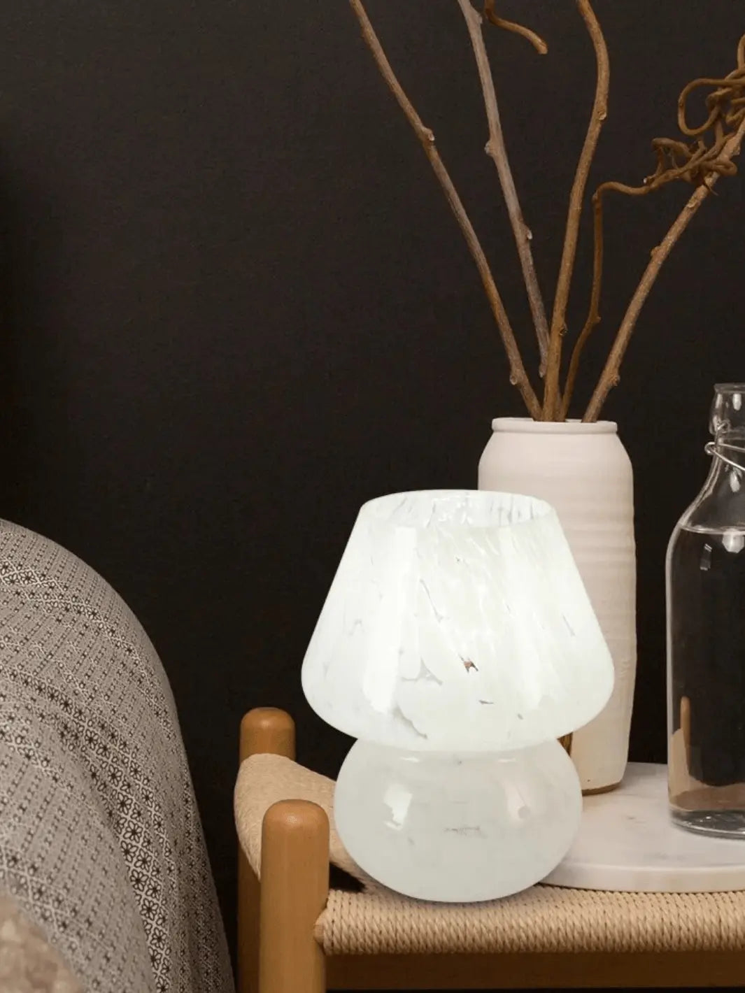 lampe de chevet champignon en verre blanche mignonne et cocooning dans un decor beige cozy