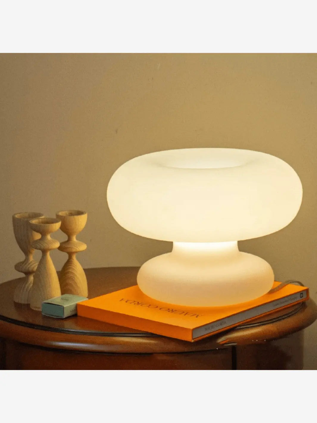 lampe de chevet champignon blanche originale design et moderne allumee posee sur une table de chevet en bois
