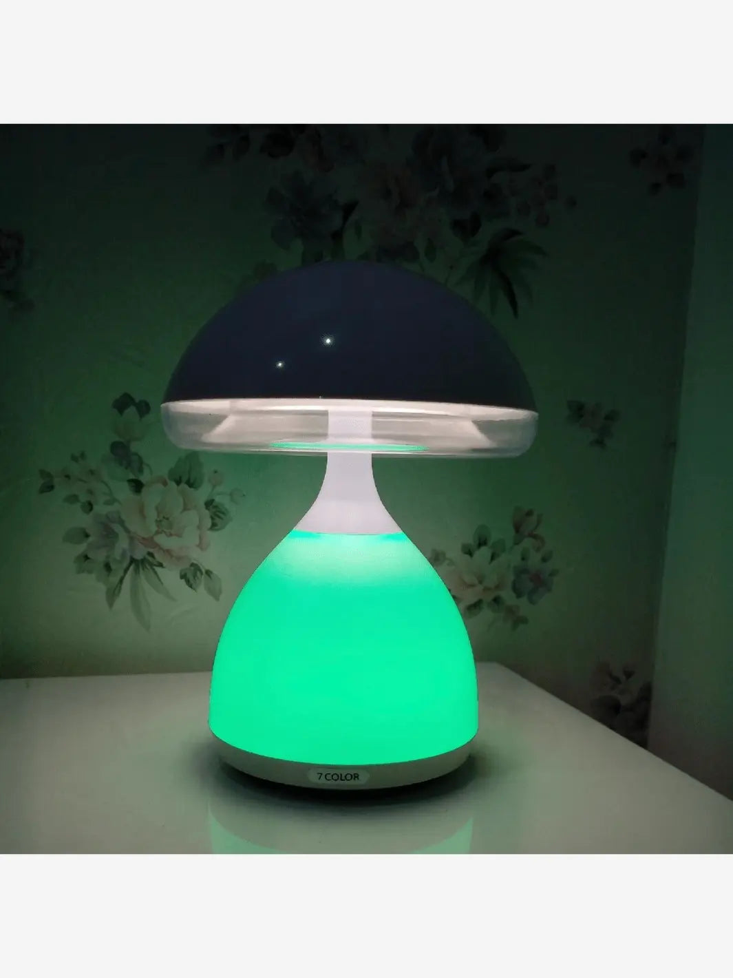 Lampe de chevet champignon sans fil qui éclaire une chambre