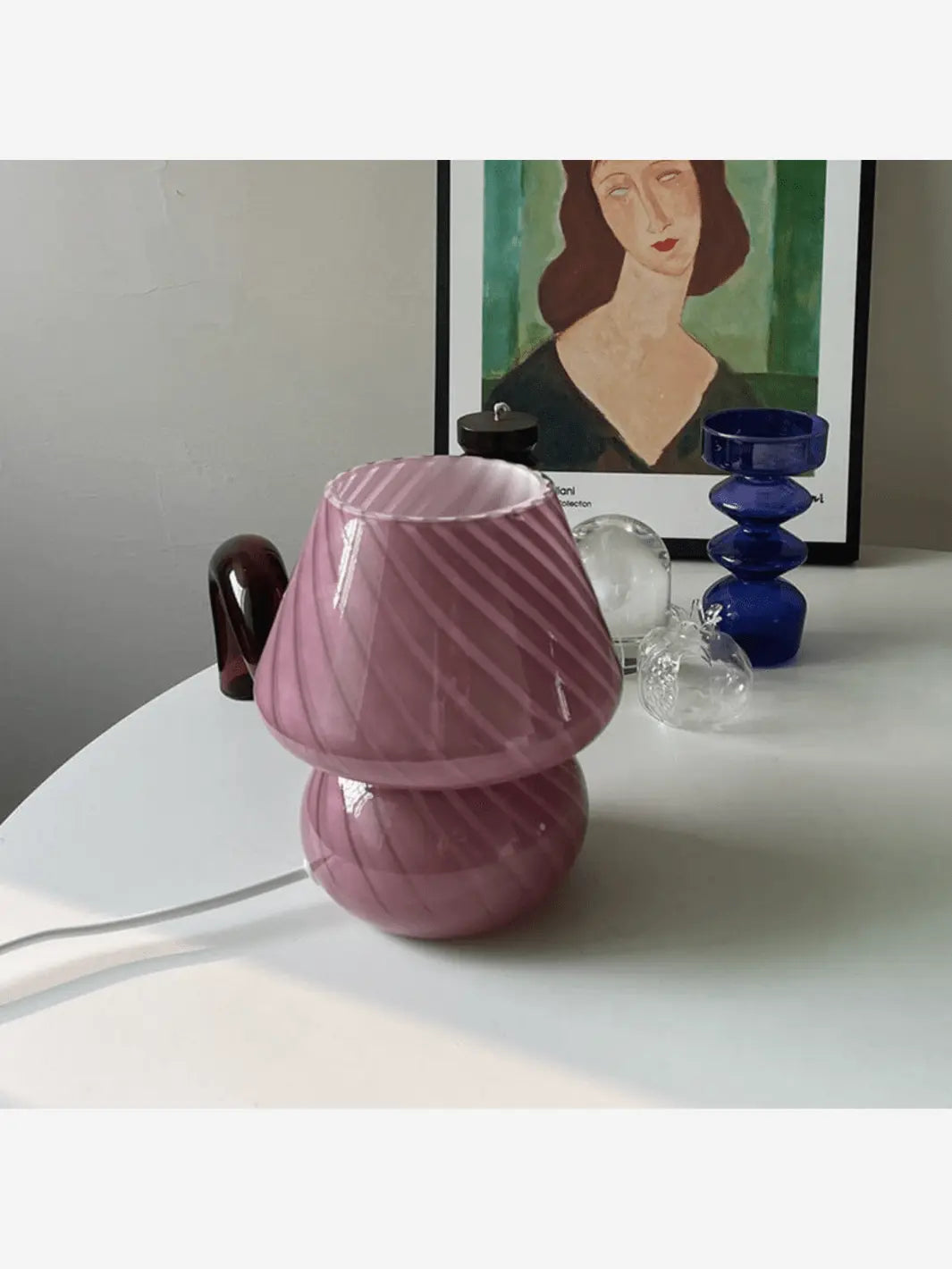 Lampe de chevet champignon de couleur mauve qui se trouve sur une table de chevet