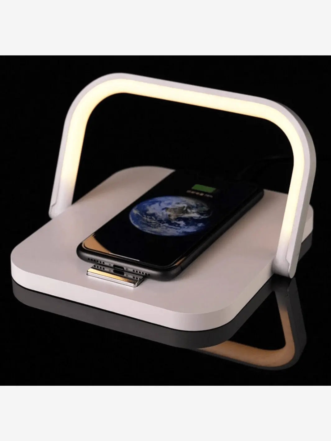 Lampe de chevet chargeur à induction qui charge un téléphone