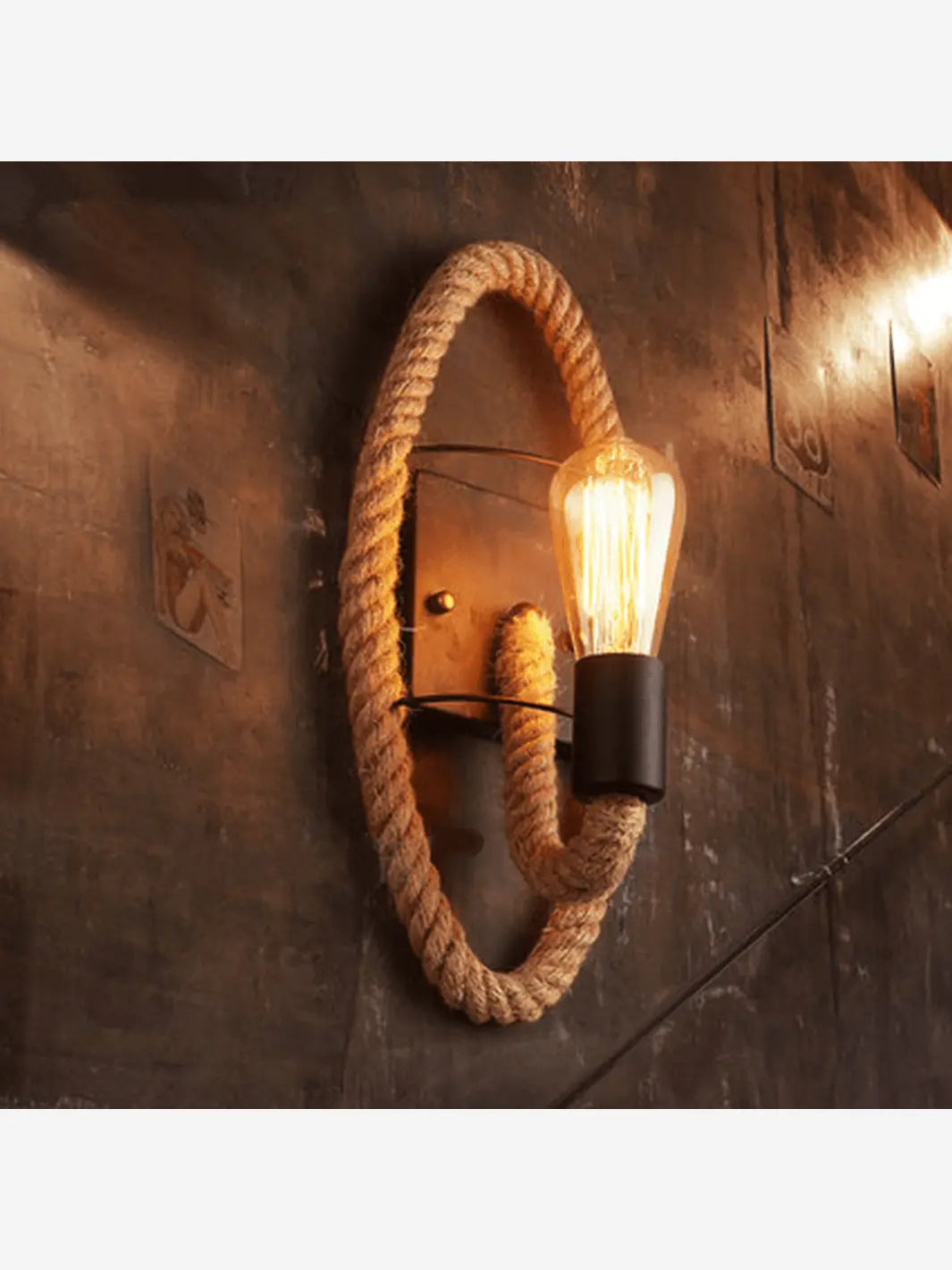 Lampe de chevet murale en corde dans une chambre style rustique