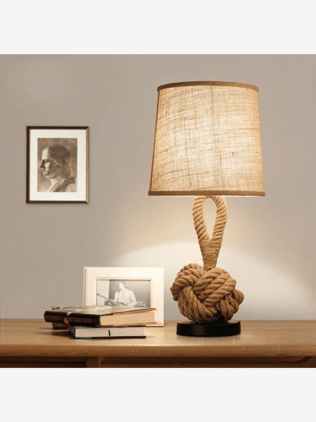 Lampe de chevet corde avec un abat-jour blanc qui est posée sur une table de chevet 