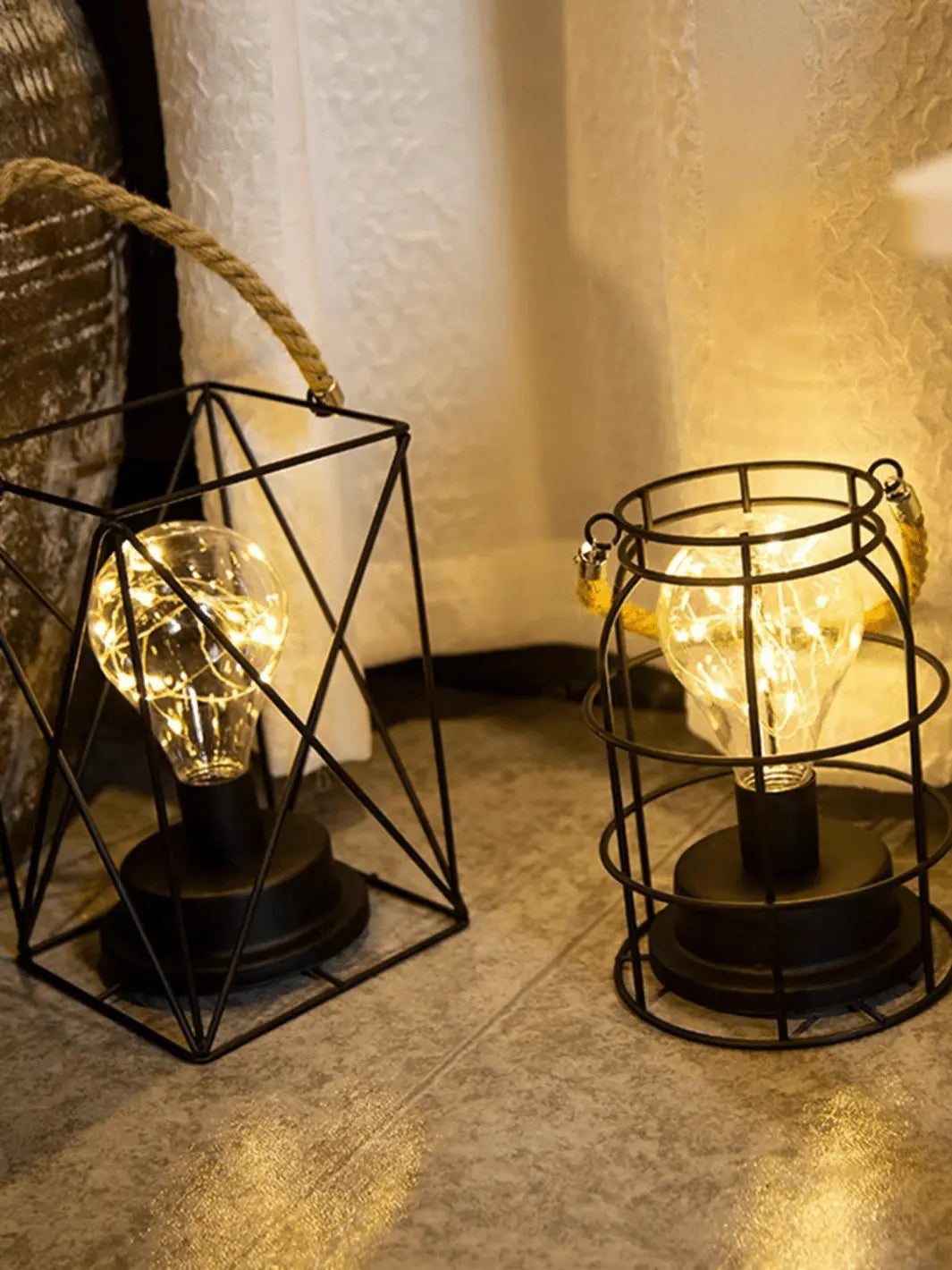 lampe de chevet industrielle ressemblant a une lanterne noire ronde et noire carree munie d une corde avec a l interieur une ampoule led