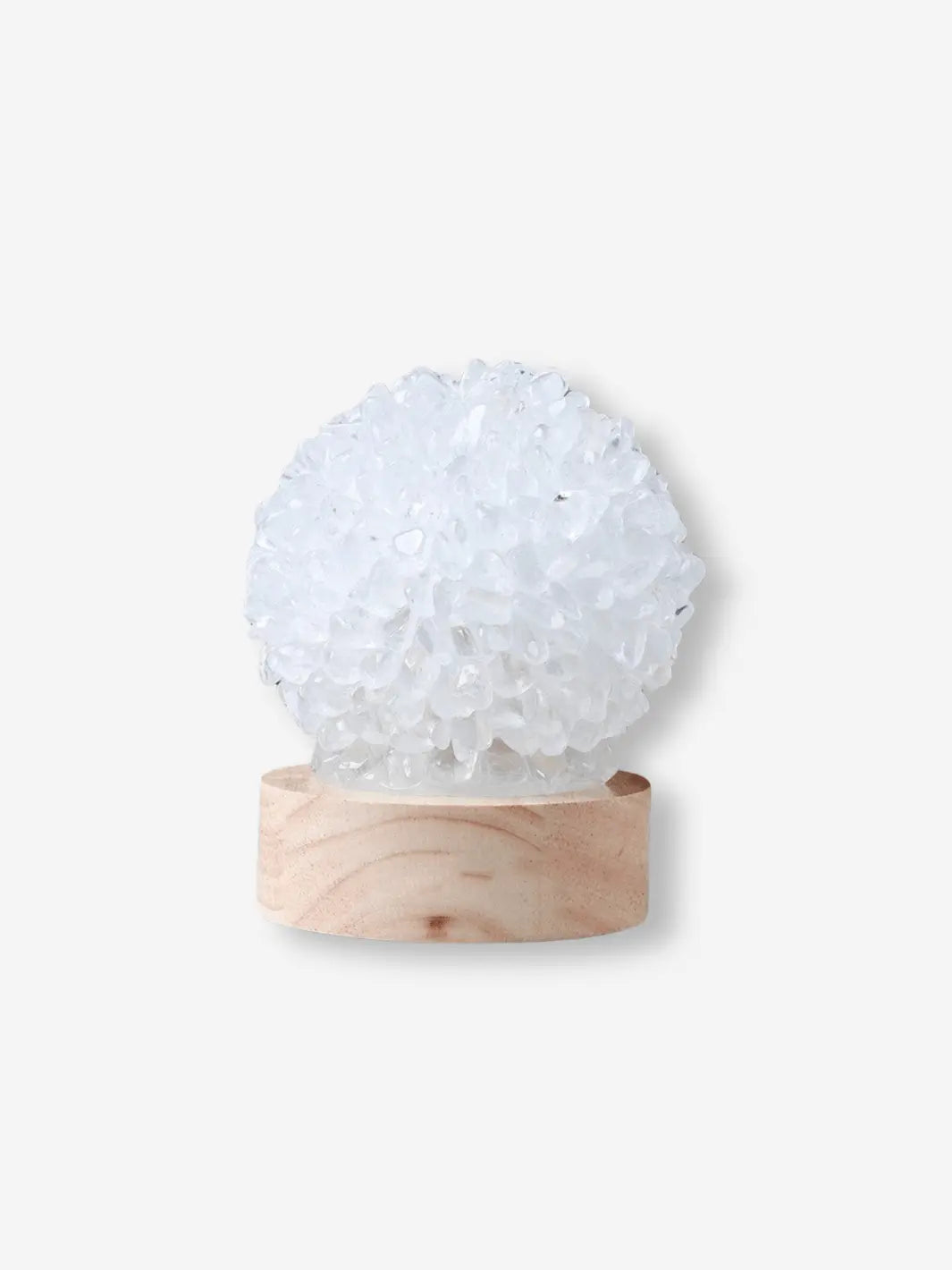 Lampe de chevet en cristal composée de pierre blanche sur un socle en bois