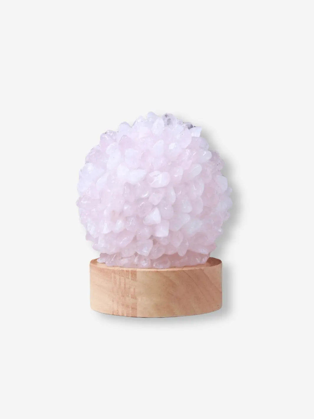 Lampe de chevet en cristal composée de pierre rose sur un socle en bois