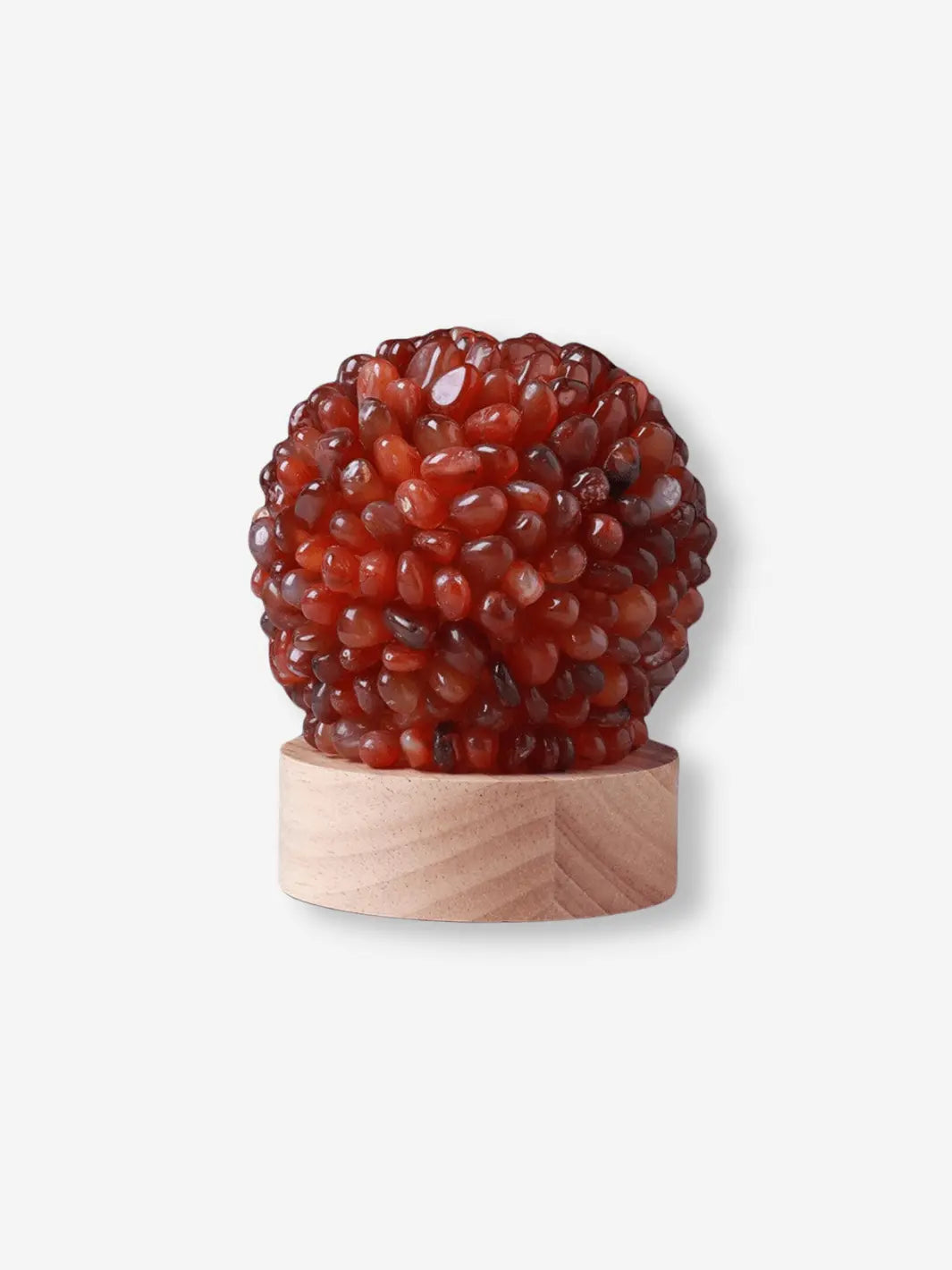 Lampe de chevet en cristal composée de pierre rouge sur un socle en bois