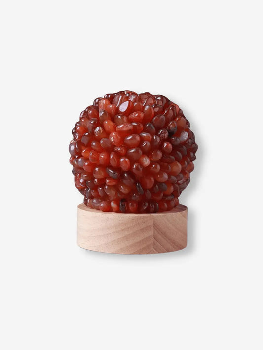 Lampe de chevet en cristal composée de pierre rouge sur un socle en bois