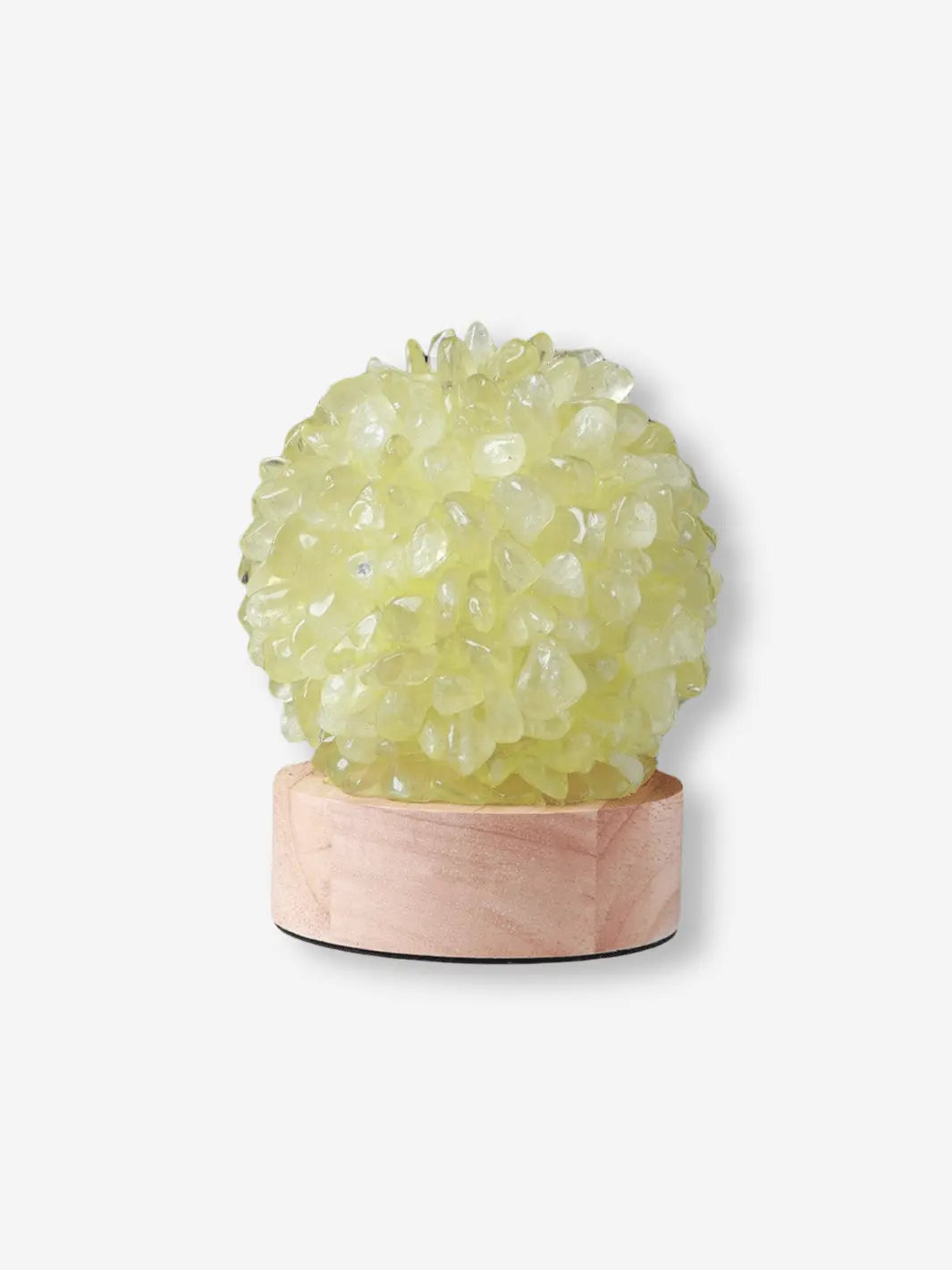 Lampe de chevet en cristal composée de pierre verte sur un socle en bois