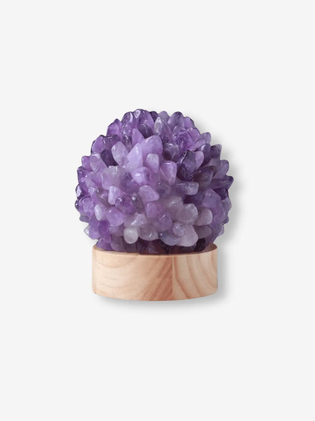 Lampe de chevet en cristal composée de pierre violette sur un socle en bois