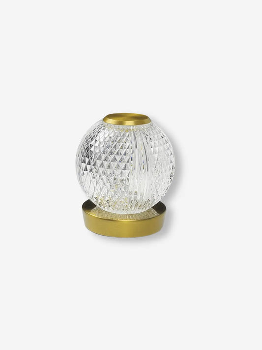 lampe de chevet representant une boule en cristal posee sur un socle couleur or
