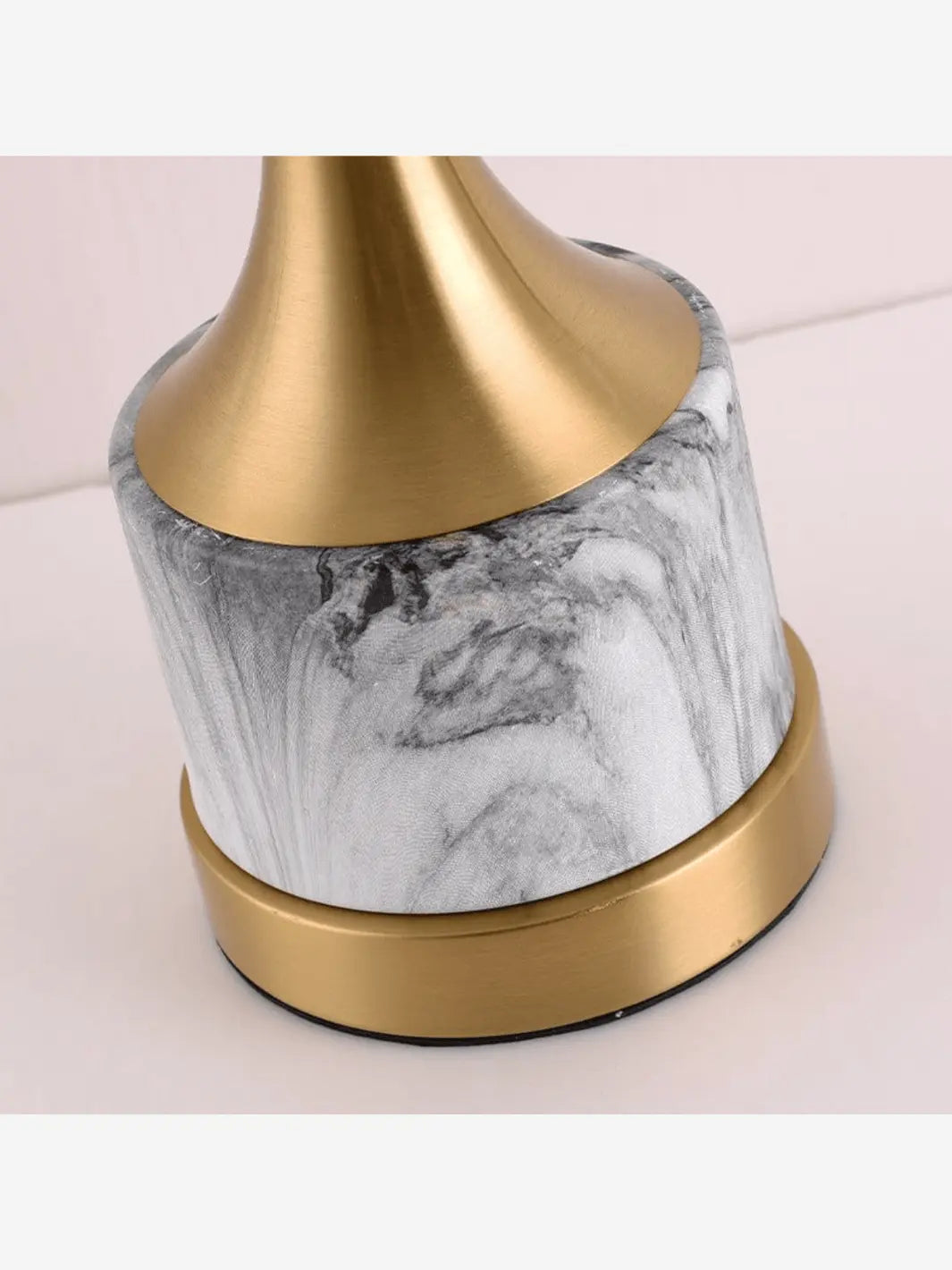 Socle en marbre d'une lampe de chevet design de luxe de couleur dorée