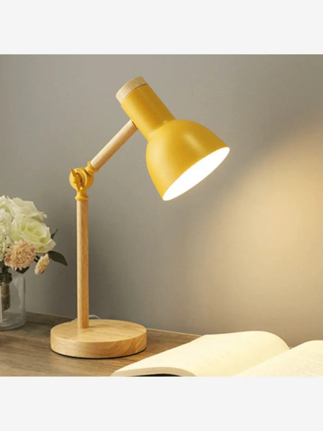 Lampe de chevet en bois sur une table de chevet