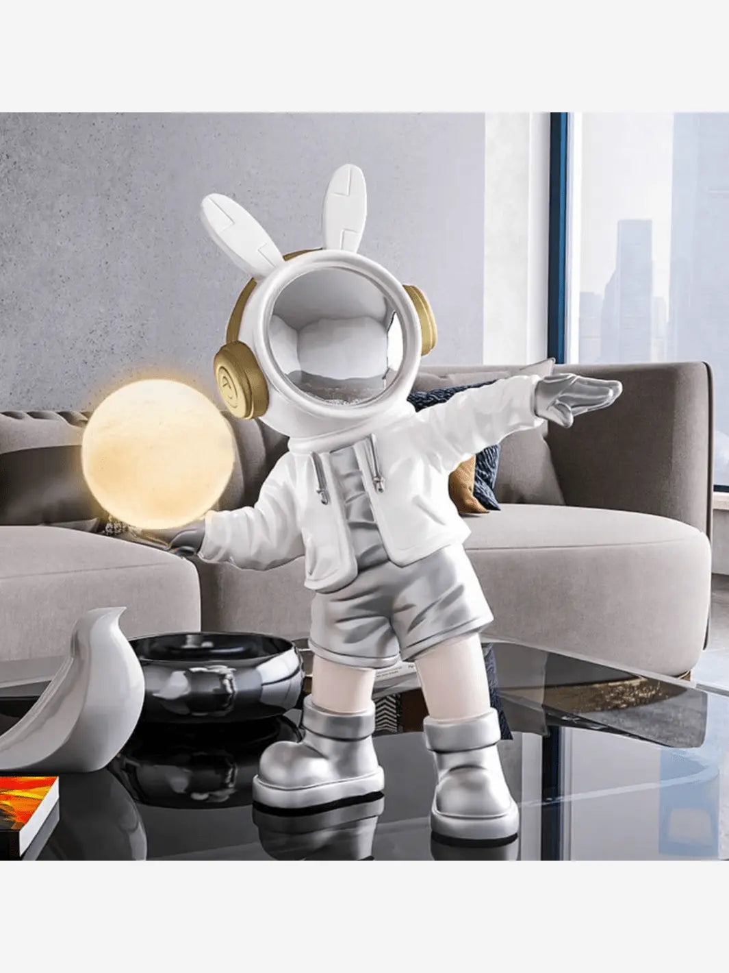 lampe de chevet usb pour enfant representant un lapin habillee avec un casque sur les oreilles et une balle dans la main la balle etant la lampe 
