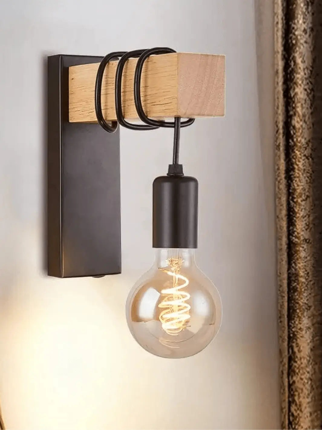 lampe de chevet murale industrielle en bois et metal noir avec ampoule incandescente en tourbillon a cote d un rideau