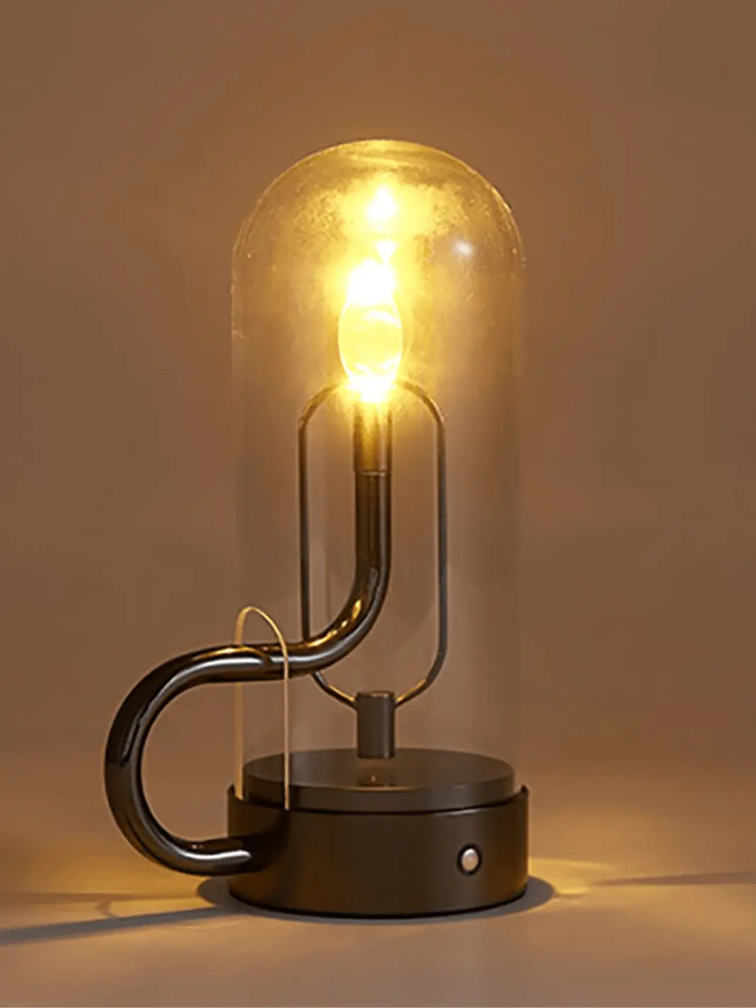 lampe de chevet industrielle representant un ancien lampion avec une flamme au bout qui s allume lorsque la lampe s allume