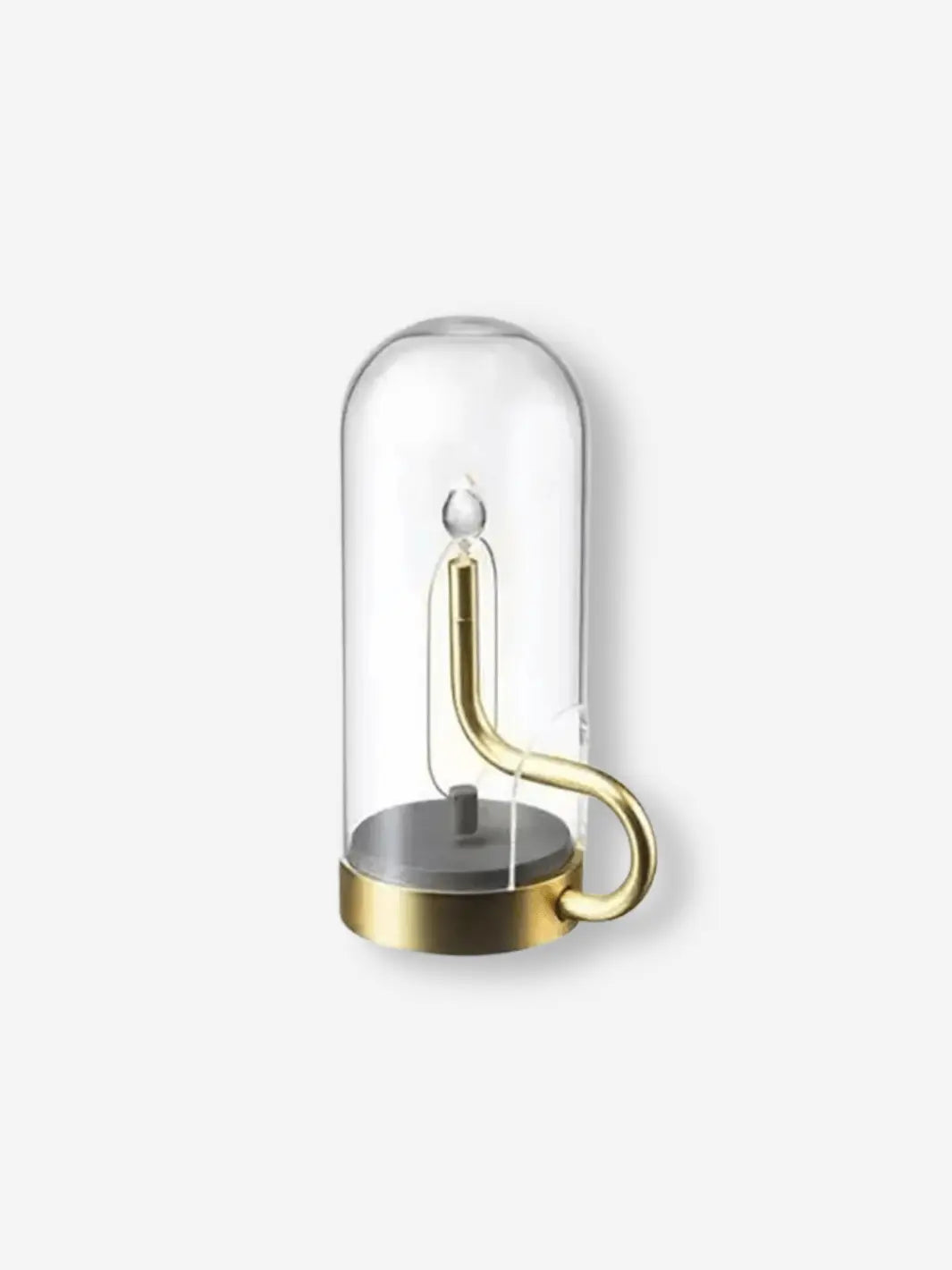 lampe de chevet industrielle couleur doree representant un ancien lampion avec une flamme au bout qui s allume lorsque la lampe s allume 