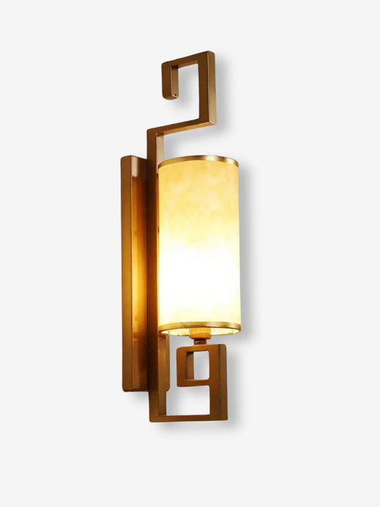 lampe de chevet japonaise aux formes geometriques design moderne et luxe couleur or bronze avec abat jour blanc casse