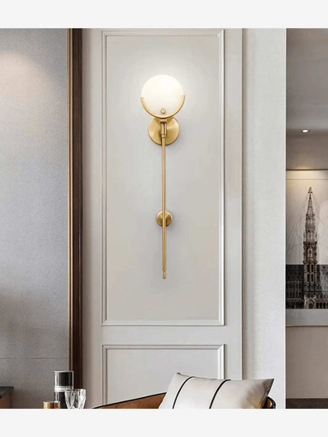 lampe de chevet murale moderne en marbre et or design dans un coin salon blanc avec moulure