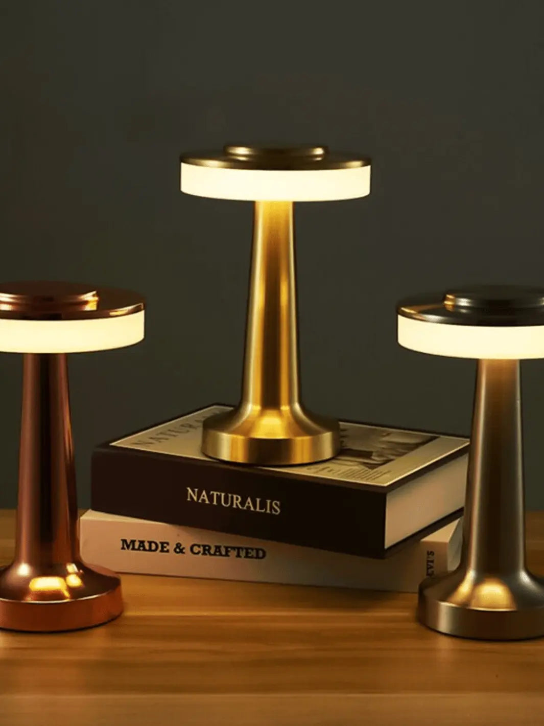 lampes de chevet en metal portables rechargeables par usb sans fil pratique rose gold or et argent posees sur une table en bois