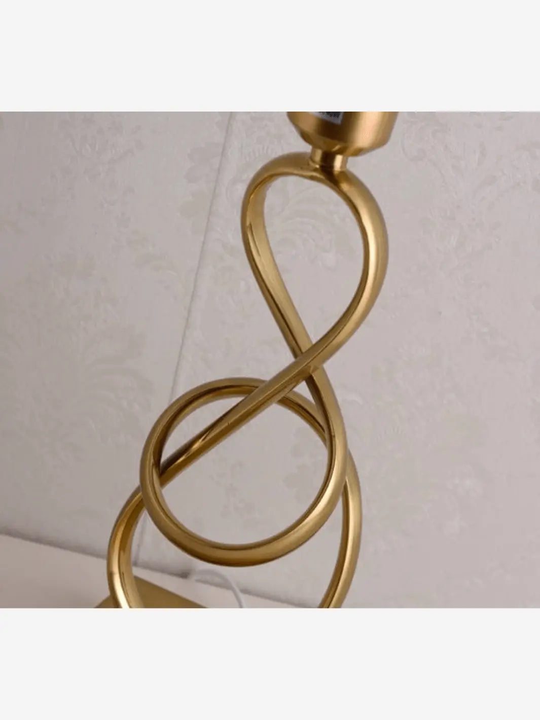 zoom sur la forme originale de la tige de la lampe de chevet luminasculpt
