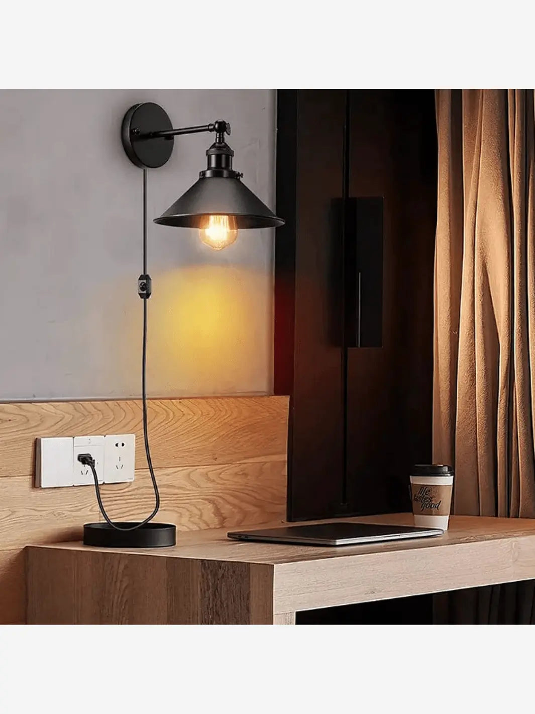 lampe de chevet murale avec prise style industriel retro vintage bronze et noire branchee a un bureau